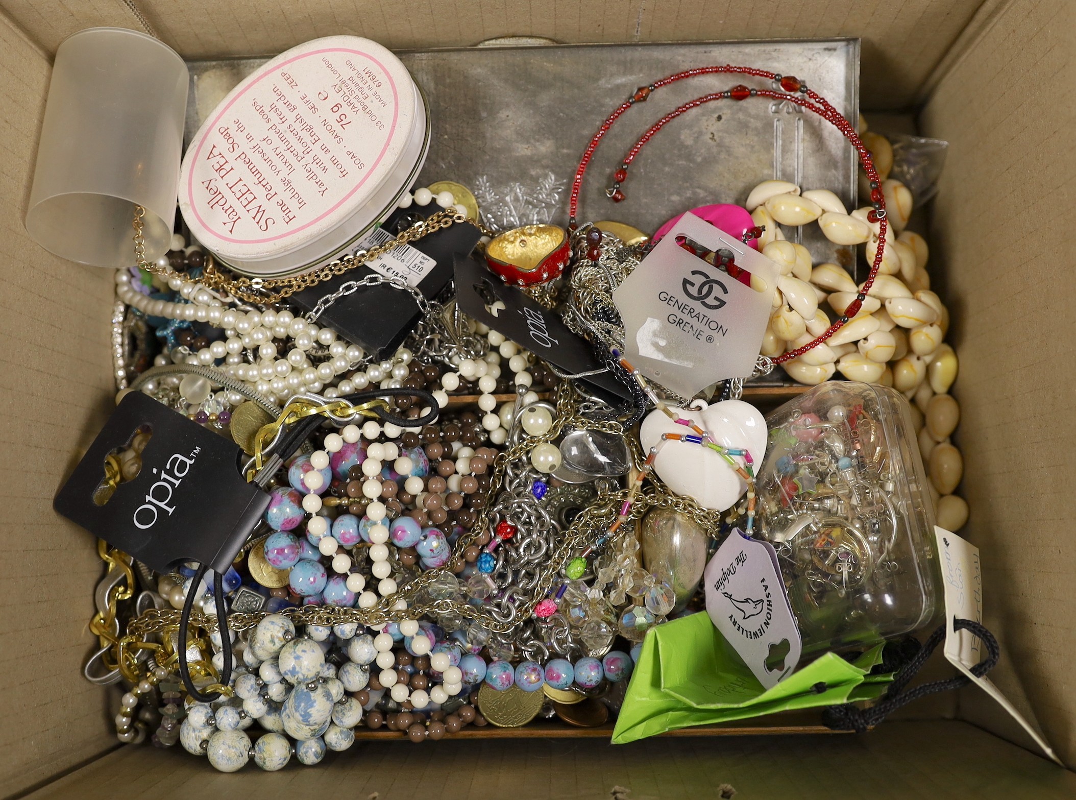 A quantity of assorted costume jewellery.